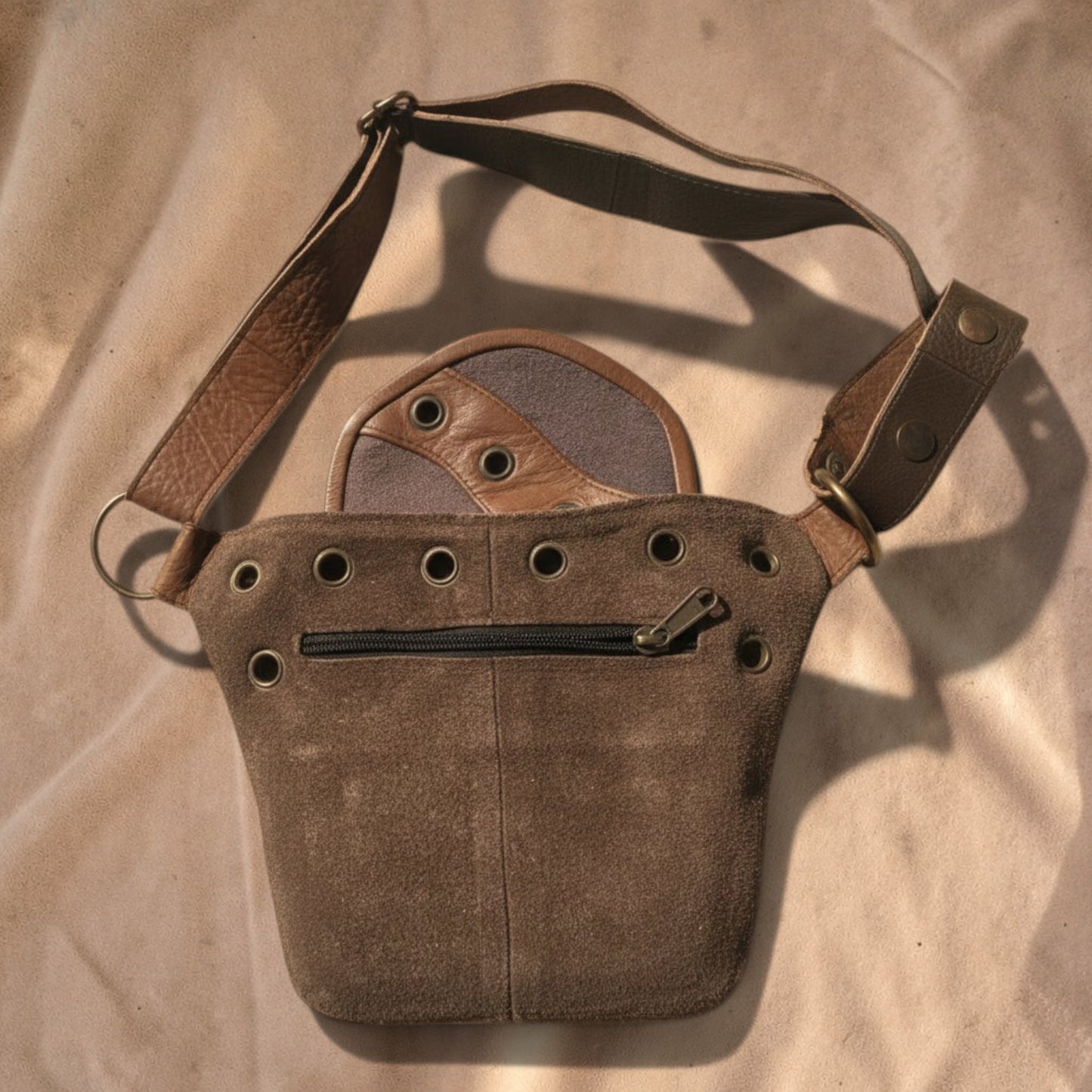 Valentina Artisan heuptas van bruin suède met metalen details, verstelbare band en meerdere ritsvakken.