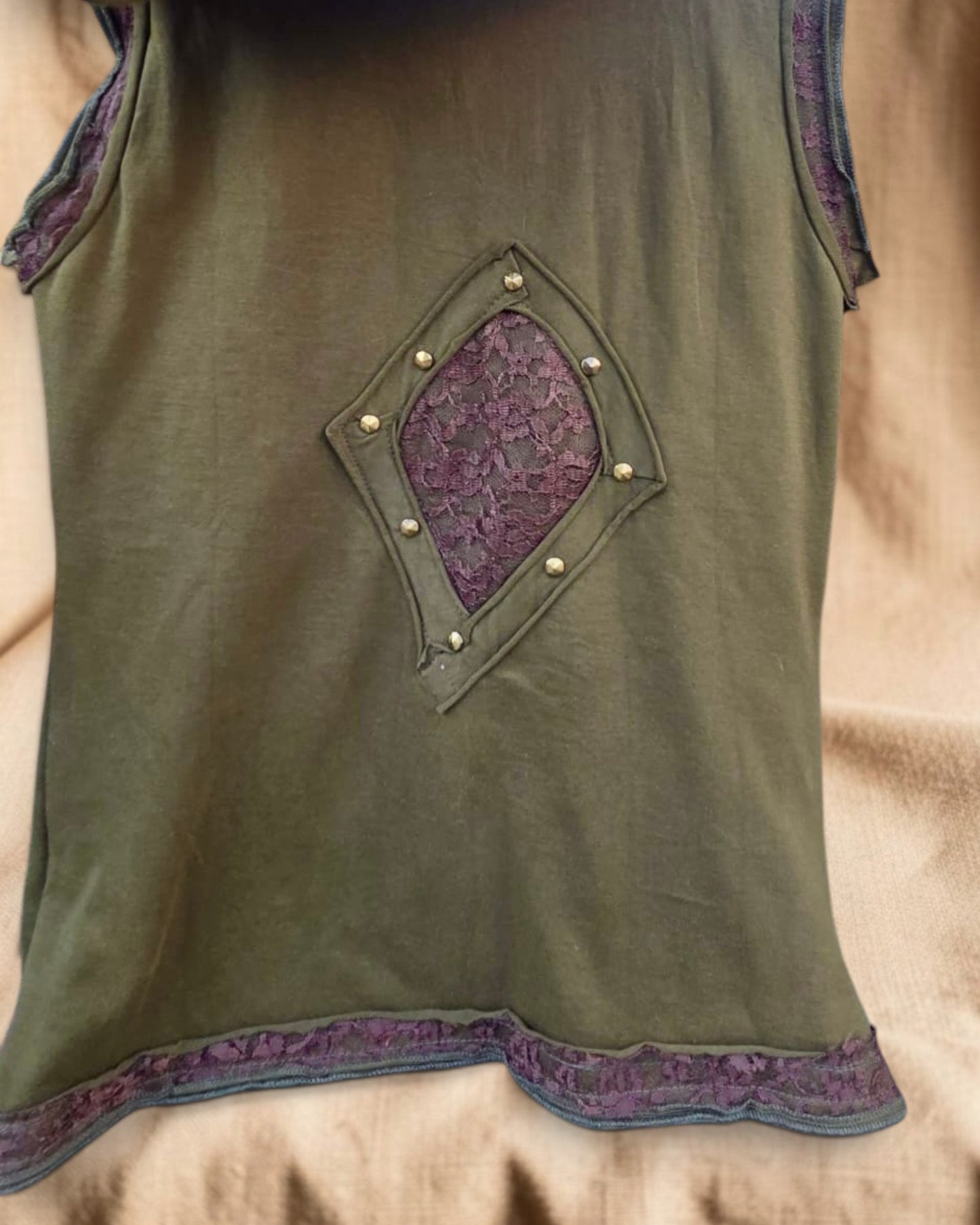 Valentina mouwloze hoodie met kap, olijfgroen katoen met paarse kanten details en studs