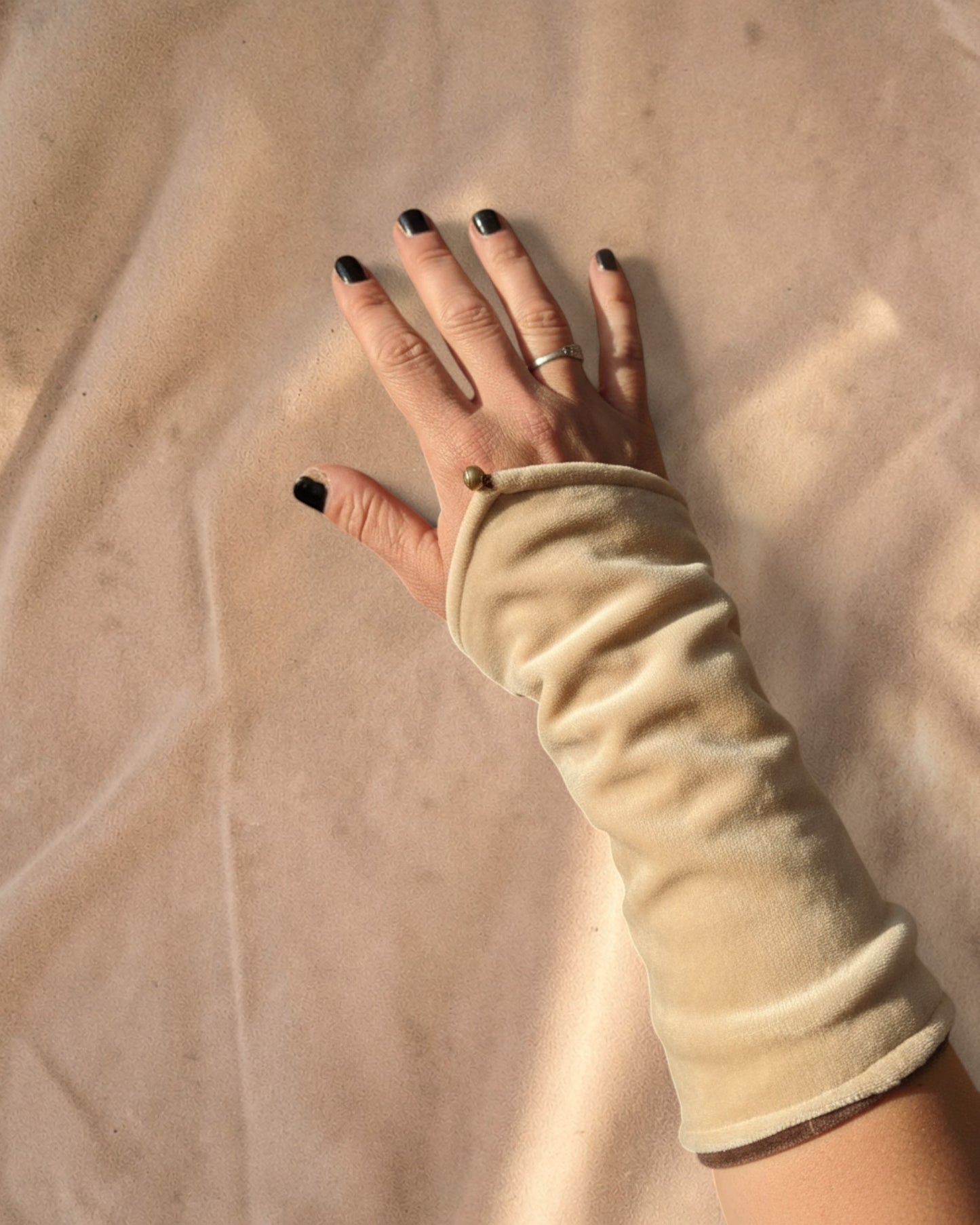 Crème armwarmer lifestyle