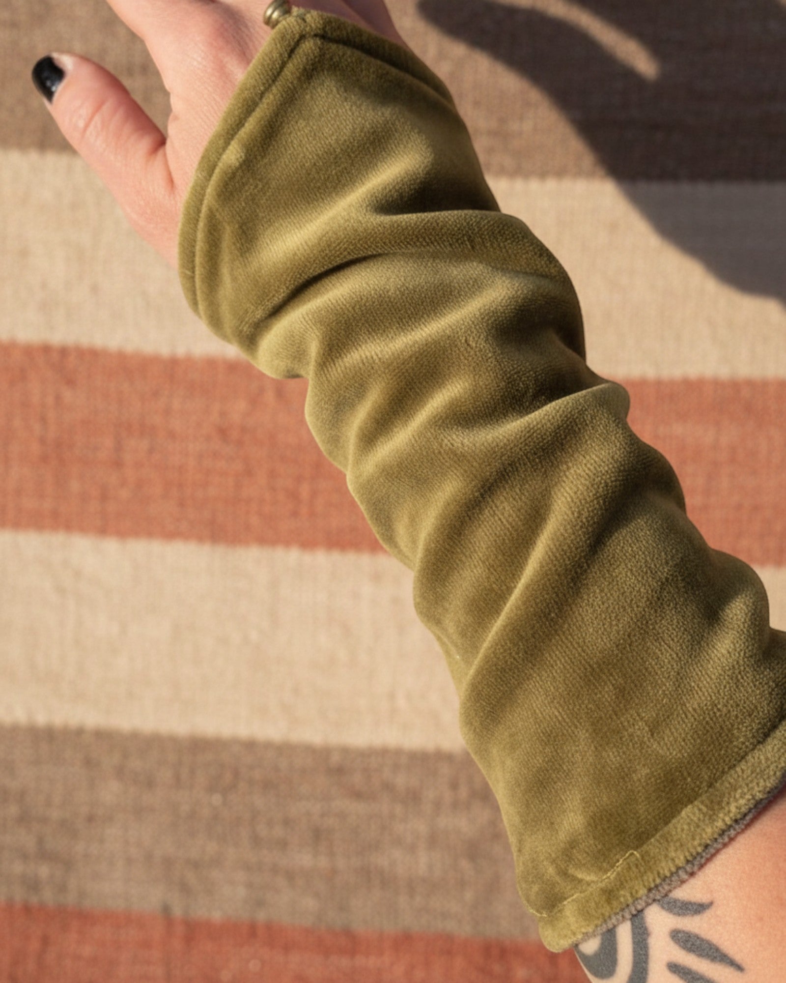 Olijfgroen armwarmer close-up
