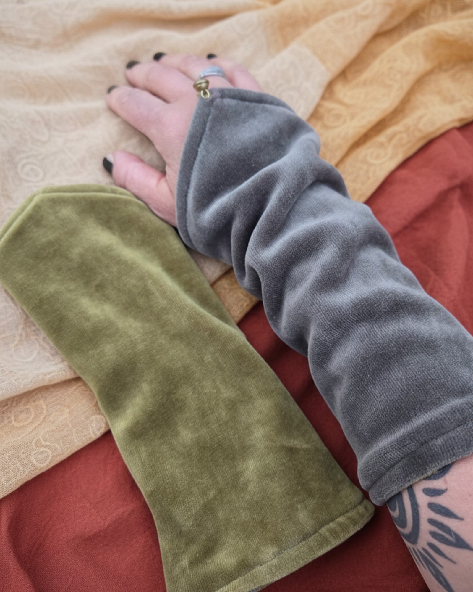Olijf grijs armwarmers lifestyle