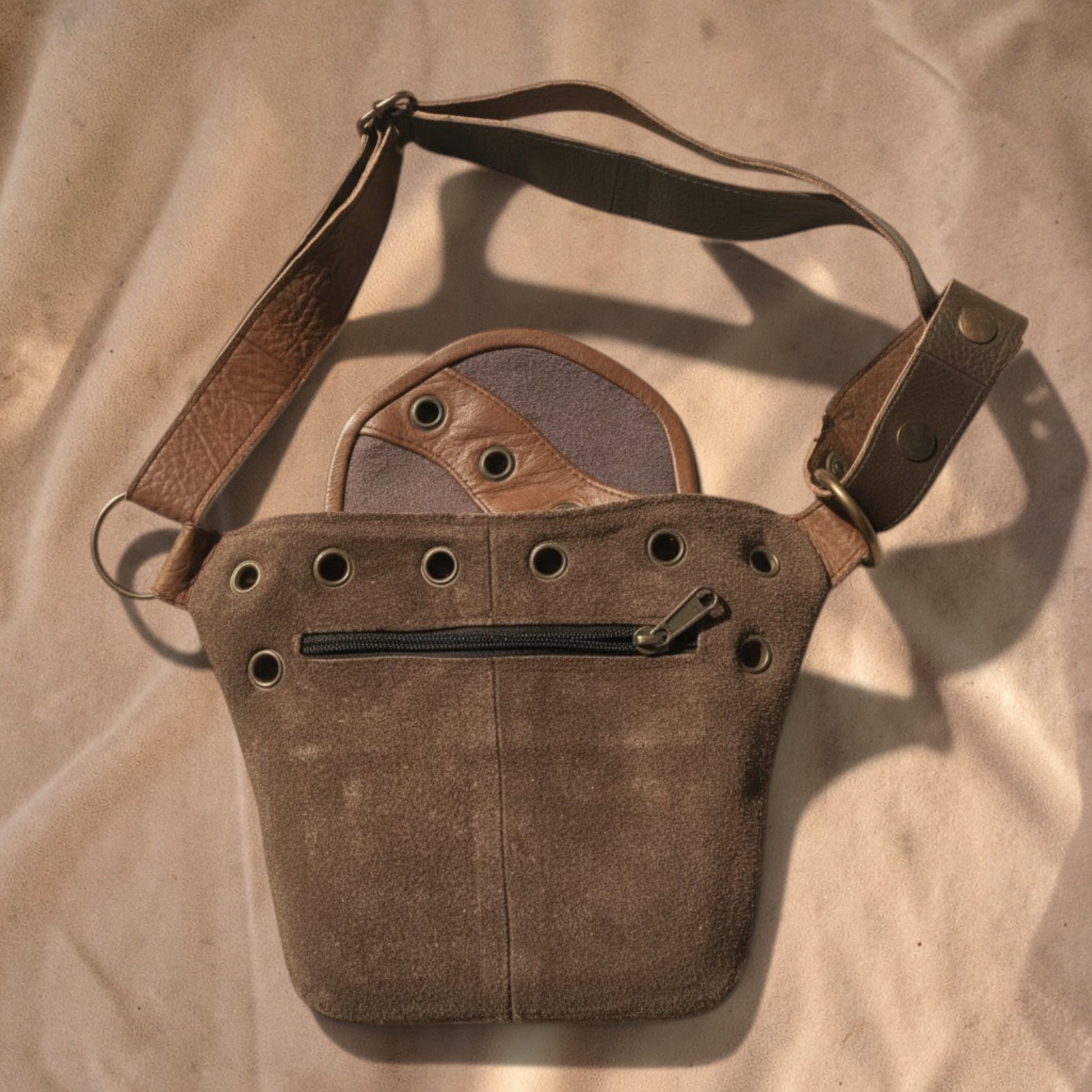 Valentina Artisan heuptas van bruin suède met metalen details, verstelbare band en meerdere ritsvakken.