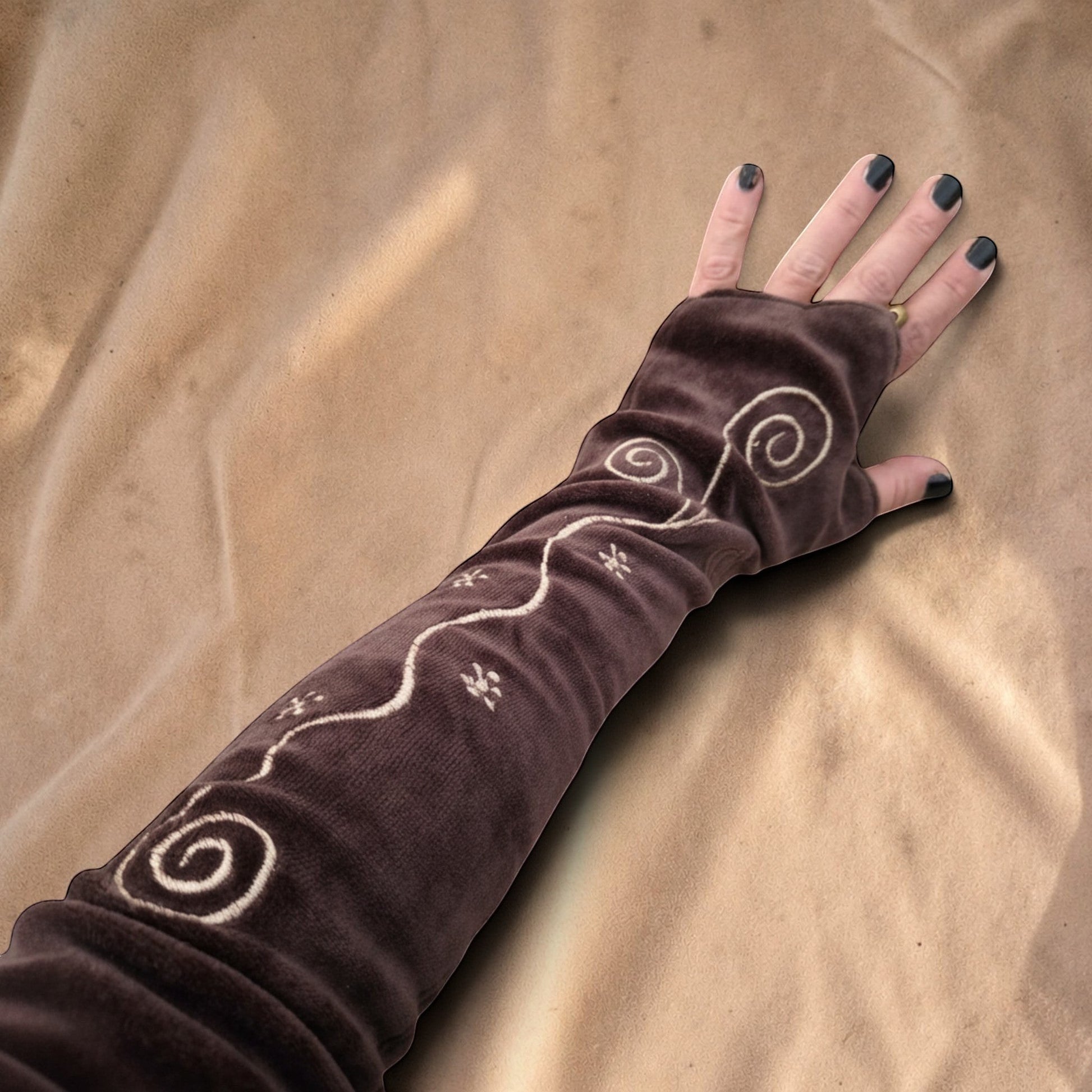 Valentina bruine velvet armwarmers met geborduurde spiraalpatronen en een comfortabele pasvorm voor festivals.