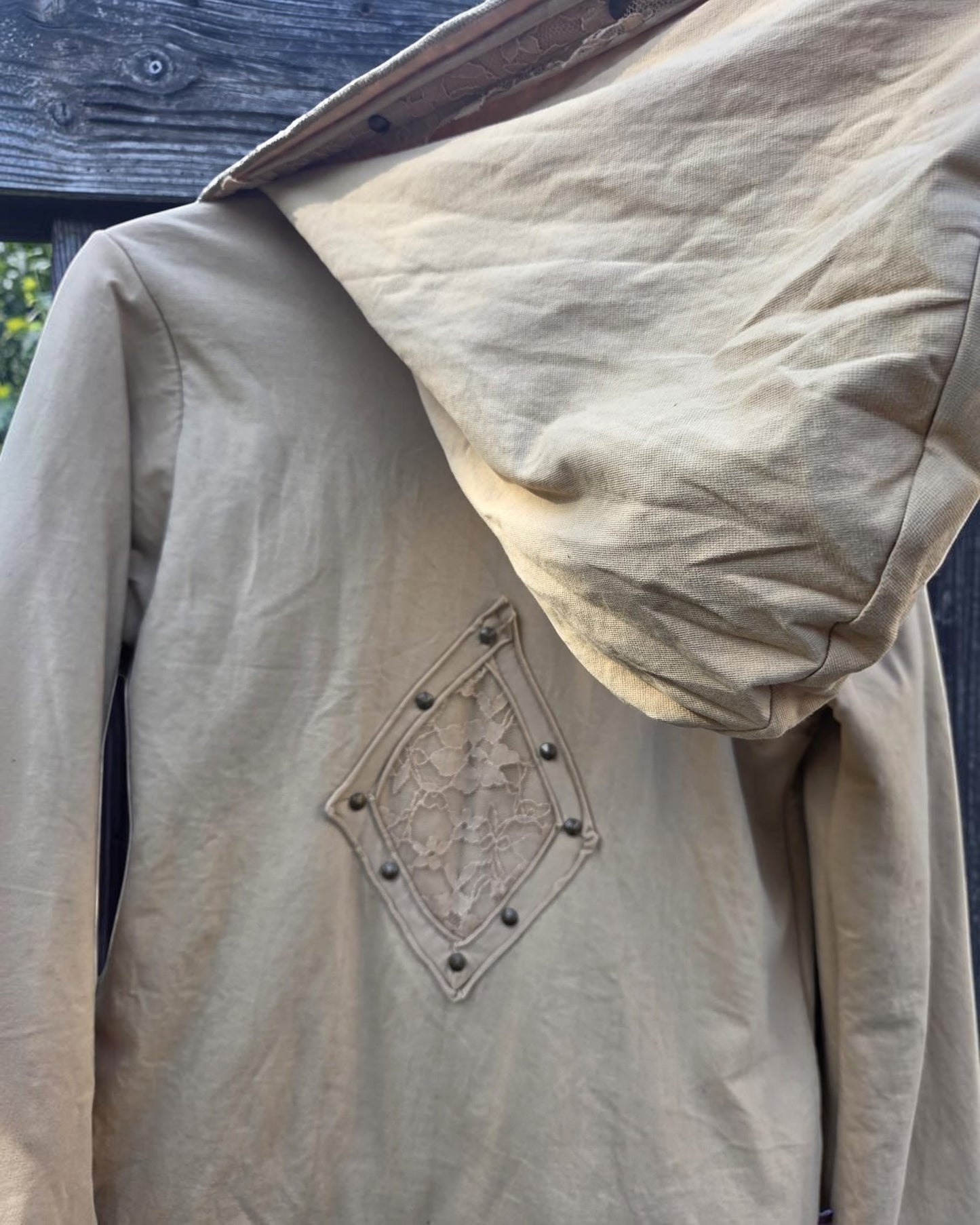 Valentina dames hoodie met kant en klinknagels in beige. Uniek design met kanten applicatie op de achterkant.