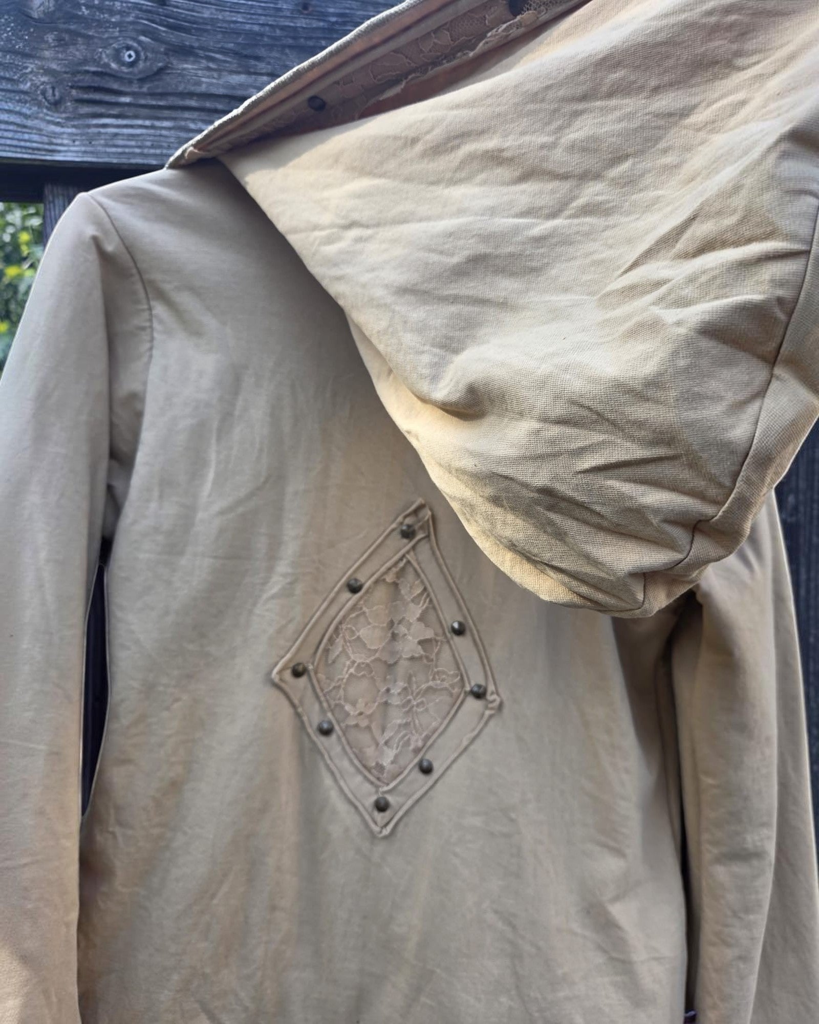 Valentina dames hoodie met kant en klinknagels in beige. Uniek design met kanten applicatie op de achterkant.