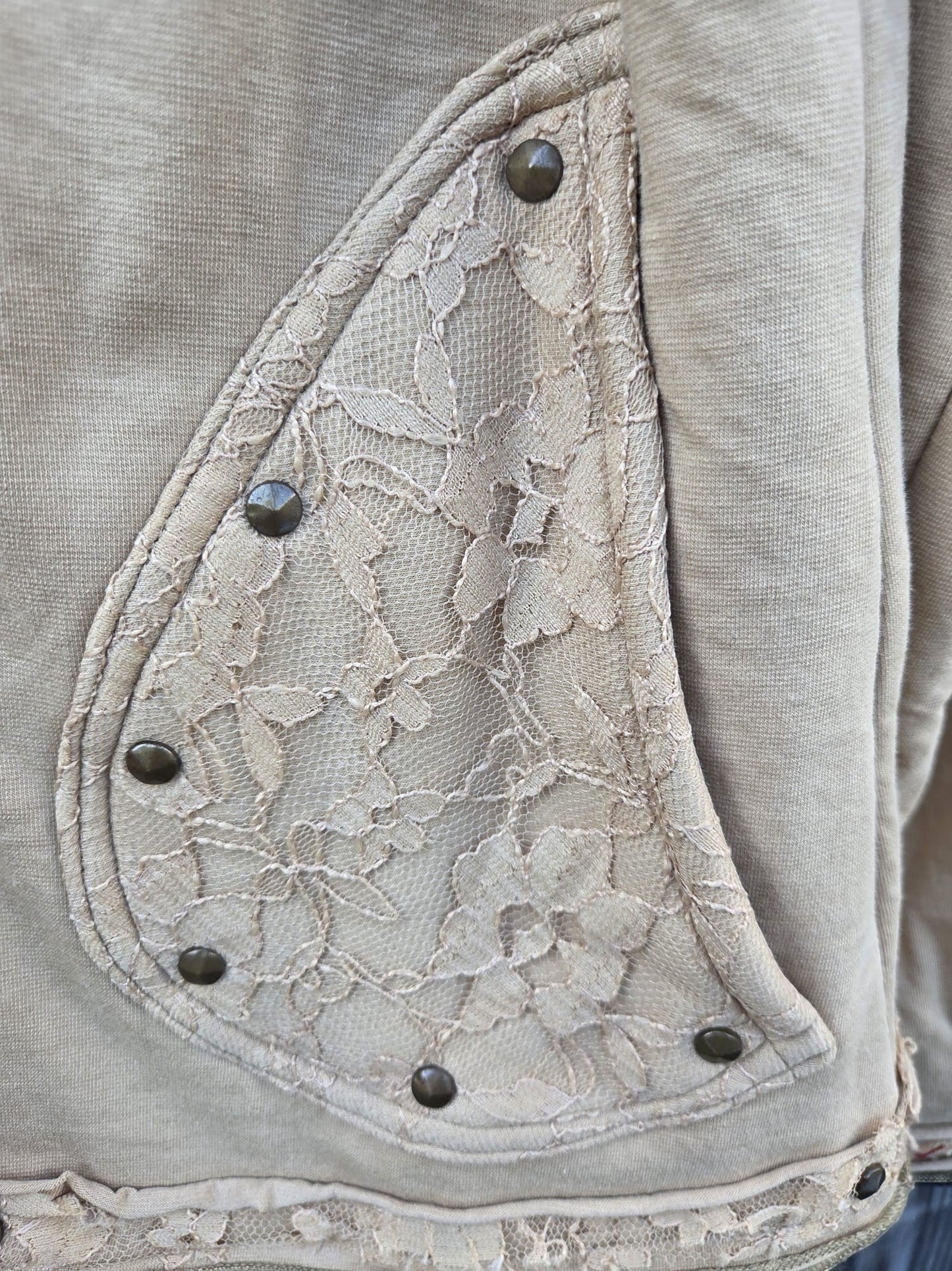 Valentina dames hoodie in beige met kanten details en klinknagels. Comfortabele stof met bohemian look.