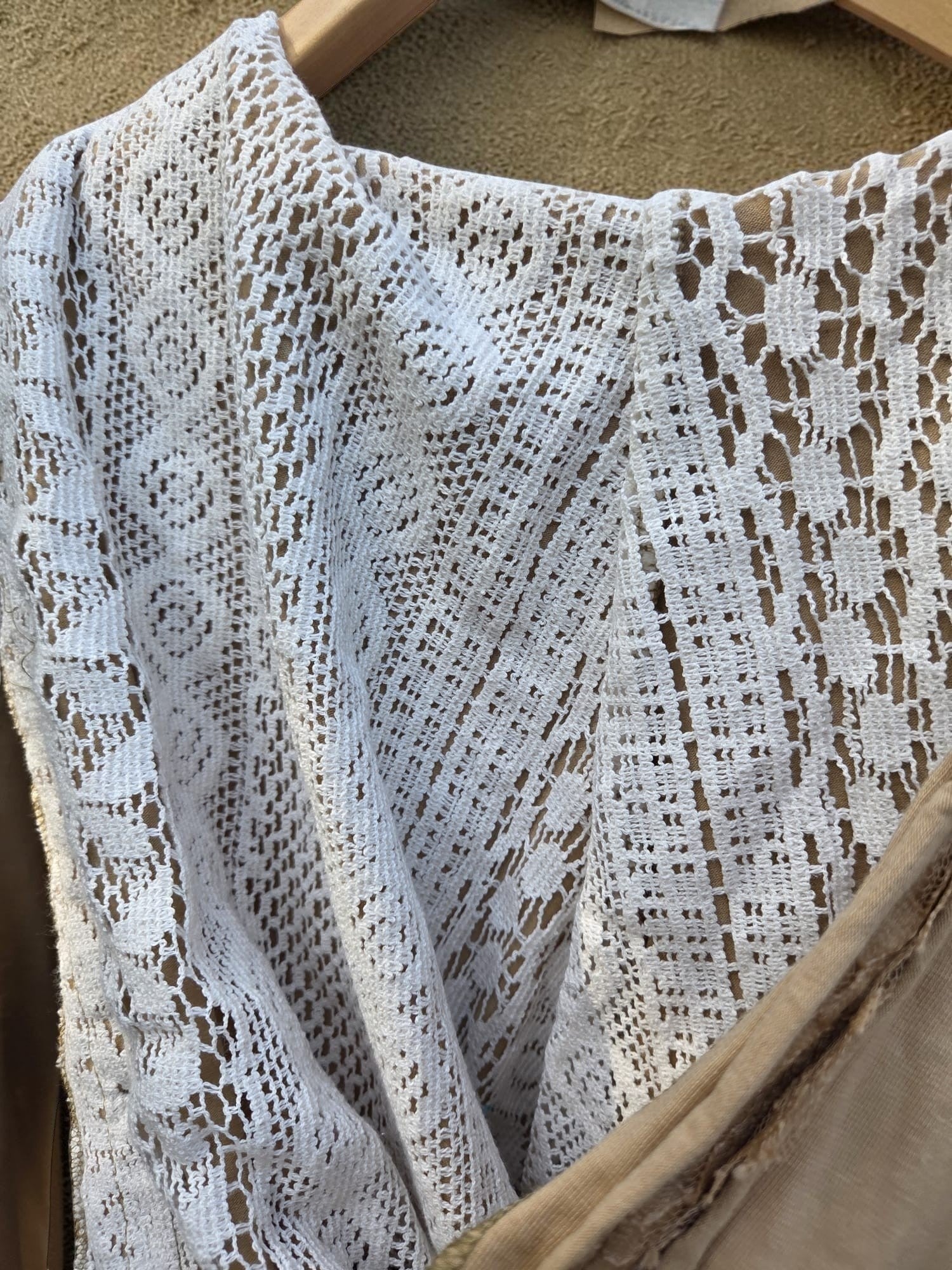 Valentina dames hoodie met kant en knopen, beige met witte kanten details op de capuchon en achterkant.