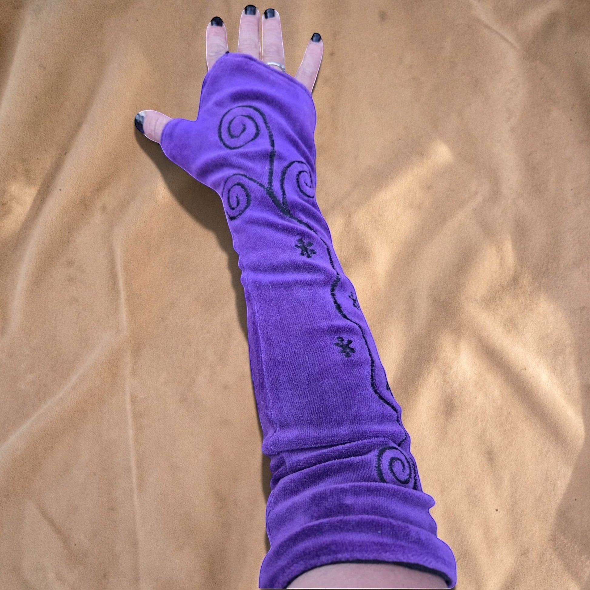 Valentina paarse velvet armwarmers met zwarte geborduurde spiraalpatronen en duimgat voor een comfortabele pasvorm.
