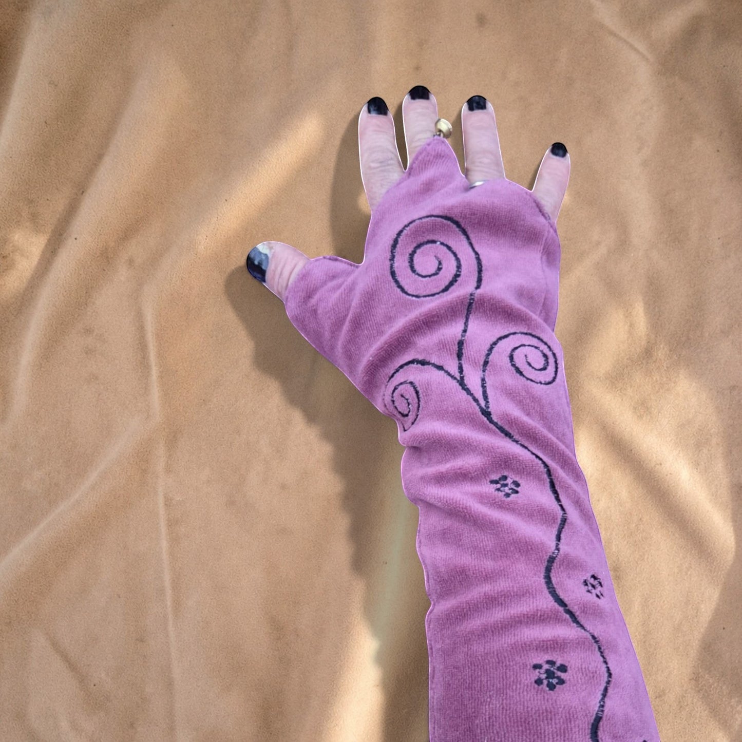 Valentina paarse velvet armwarmers met zwarte geborduurde spiraalpatronen en een comfortabele stretch pasvorm