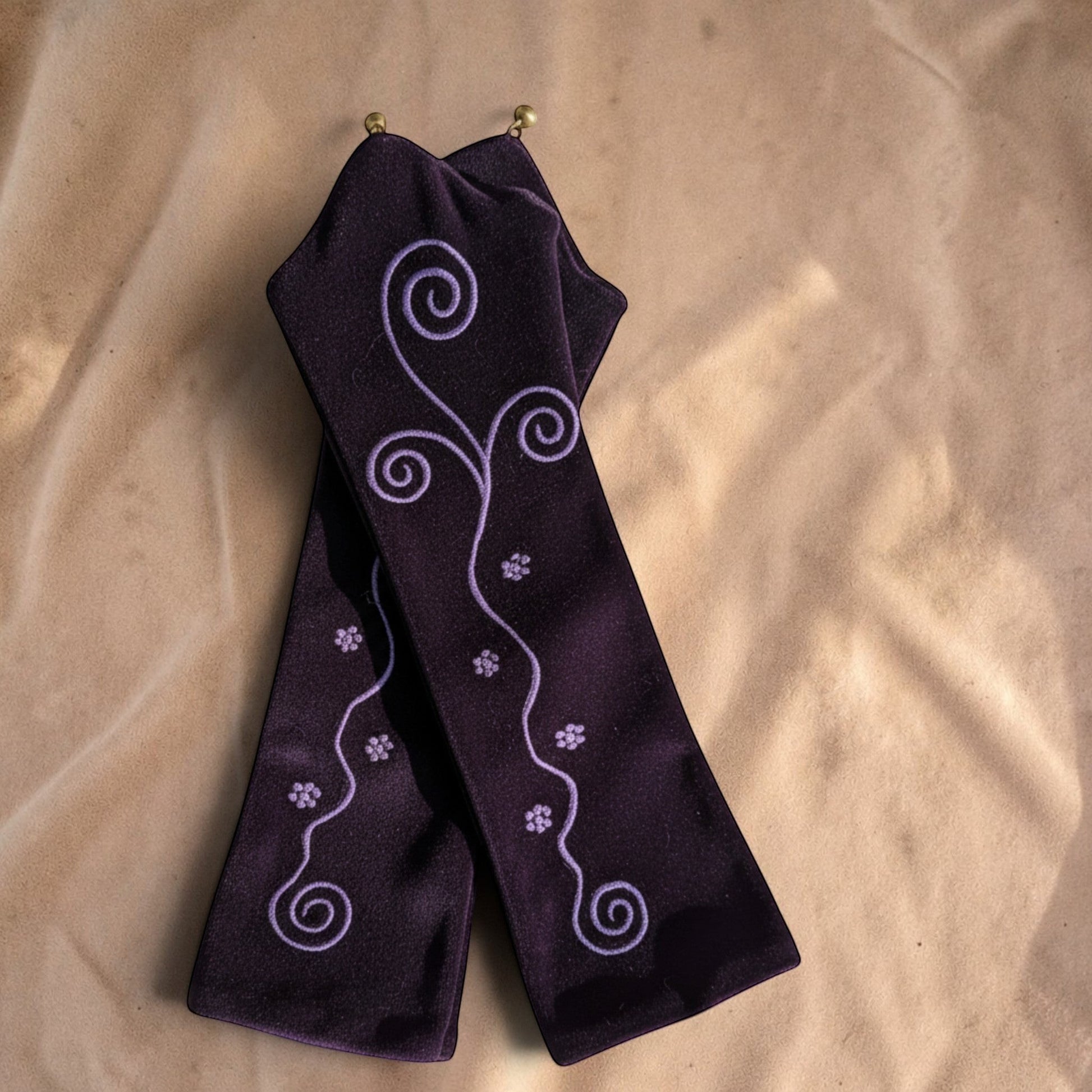 Valentina Ritual Spiral armwarmers in paars velvet met geborduurde spiraalpatronen en een zachte stretch pasvorm.