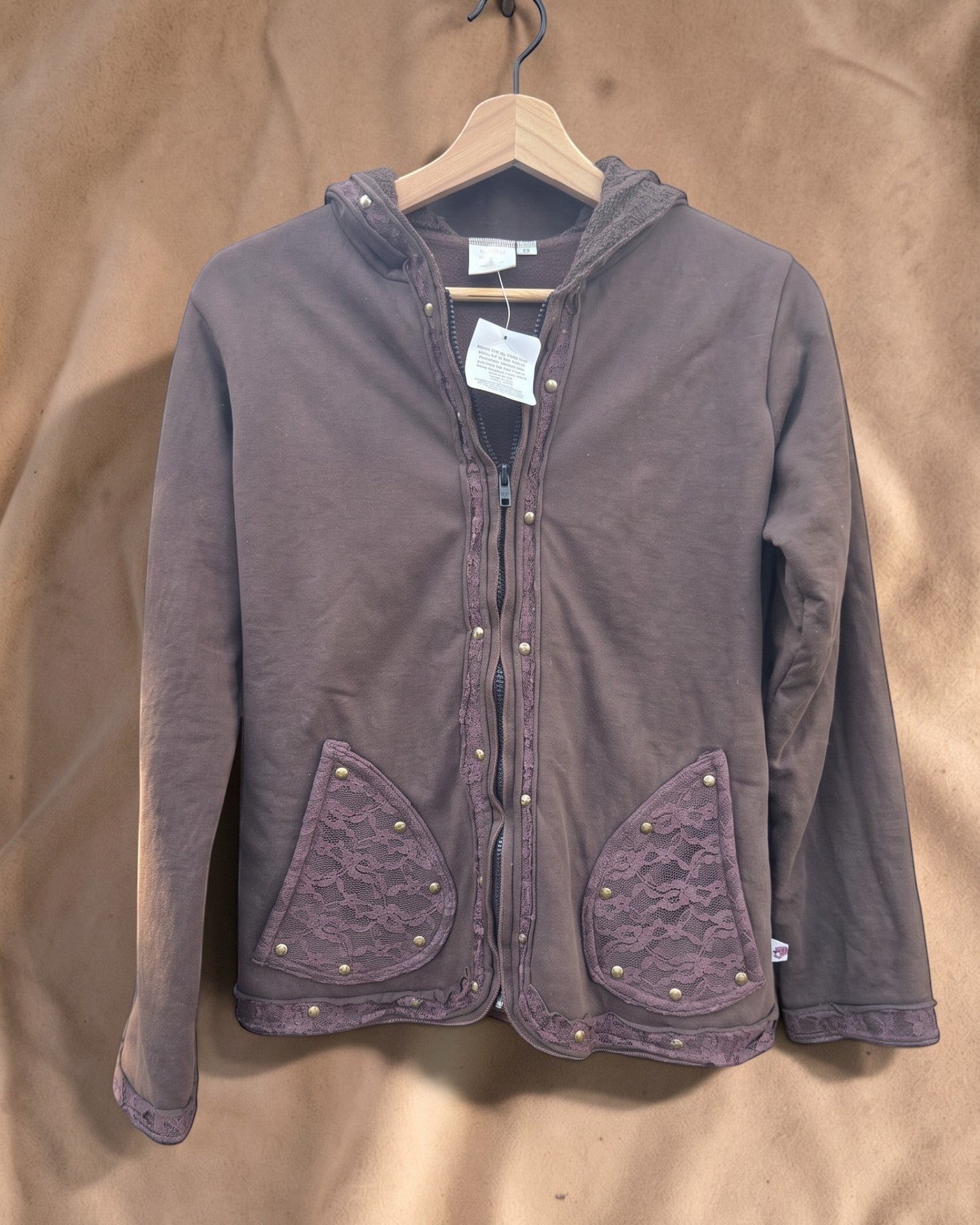 Valentina Soft Nomad Jacket in bruin katoen met kanten details, capuchon en drukknopen voor een bohemian look.