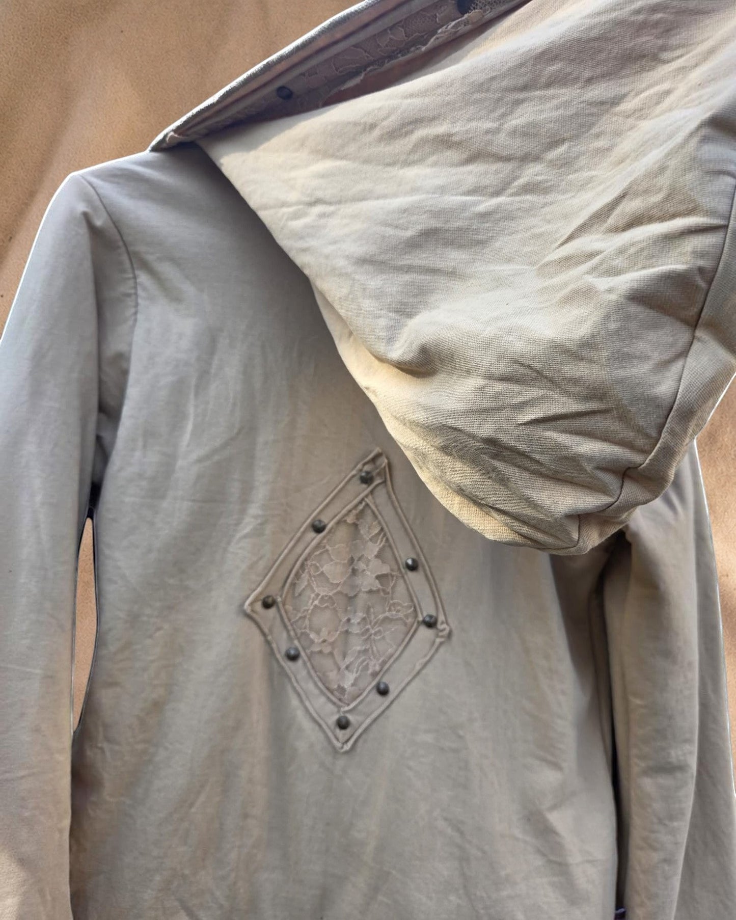 Valentina Soft Nomad Jacket in beige katoenmix met kanten detail en capuchon, bohemian stijl voor dames.