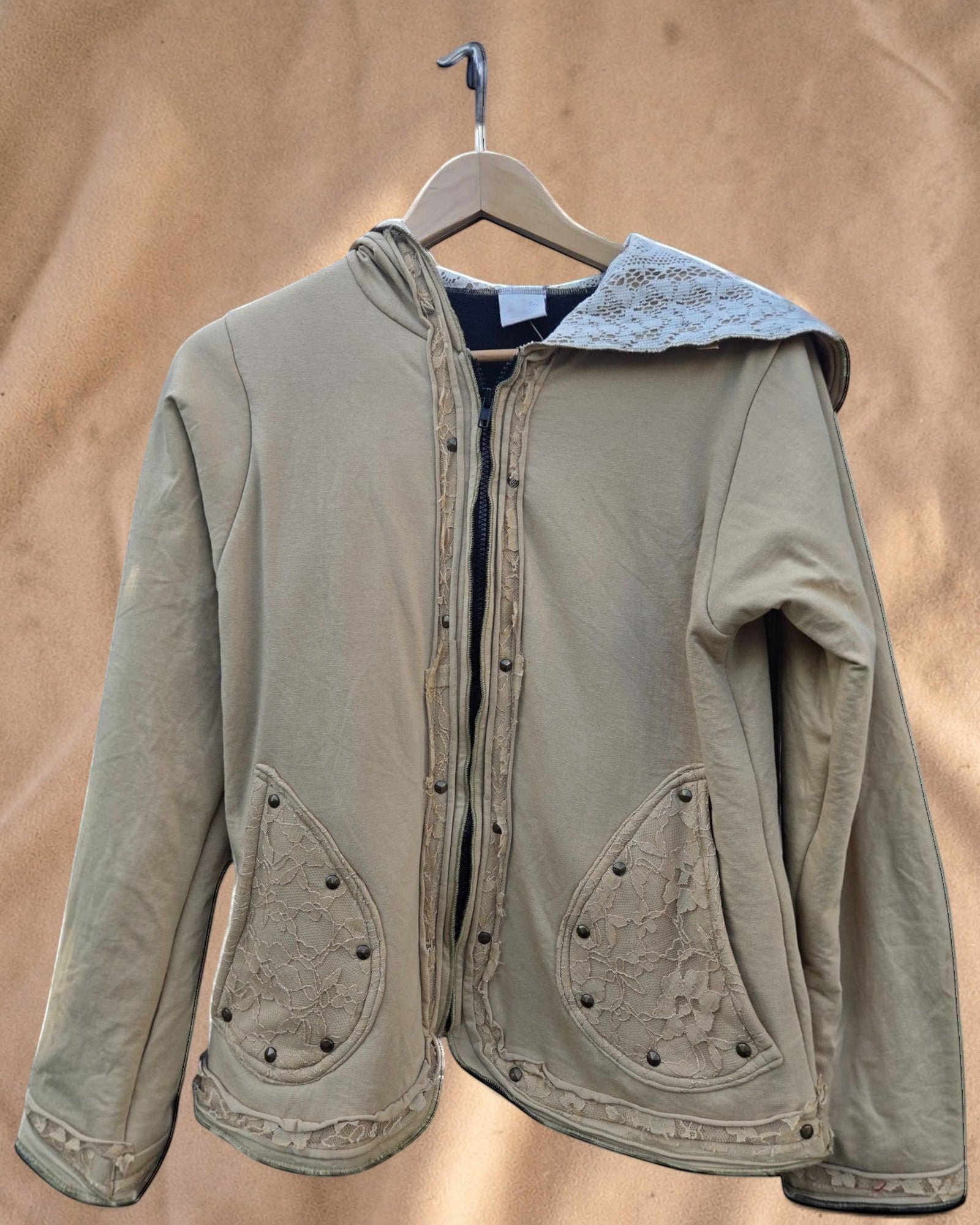 Valentina Soft Nomad Jacket in beige katoenmix met kanten details, capuchon en drukknopen voor een bohemian look.