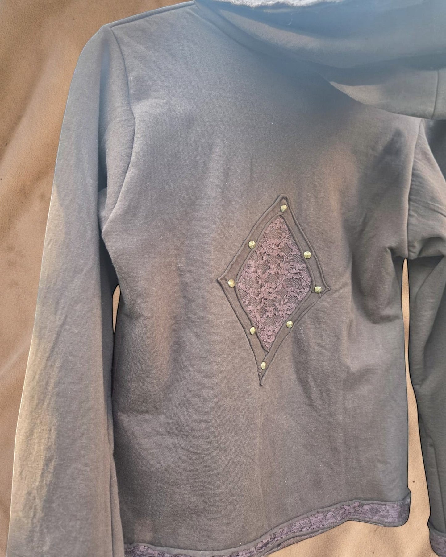 Valentina Soft Nomad Jacket in donkerbruin met kanten ruitdetail en studs op de rug