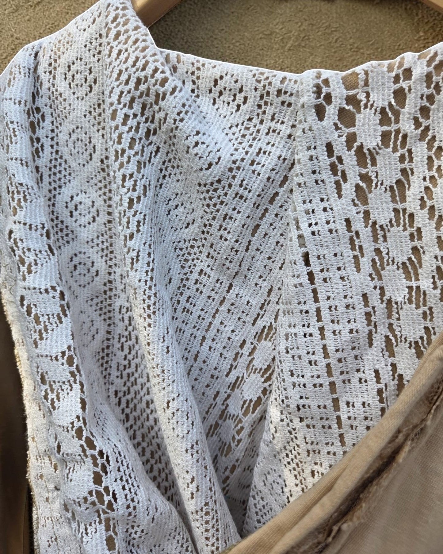 Detail van Valentina Soft Nomad Jacket met wit kanten patroon en beige katoenmix stof voor een bohemian look