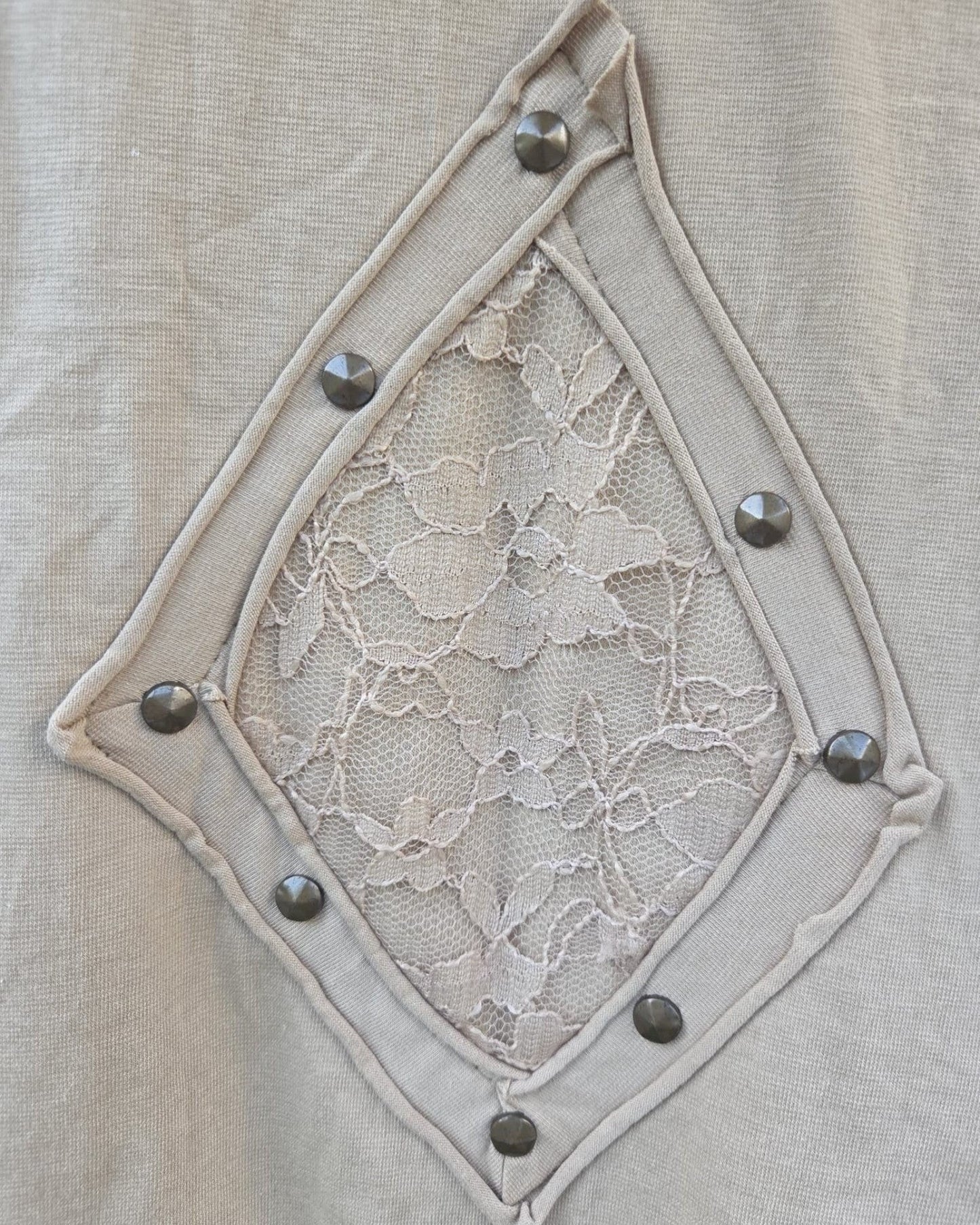 Valentina Soft Nomad Jacket in beige katoenmix met kanten detail en metalen drukknopen in een ruitvormig patroon