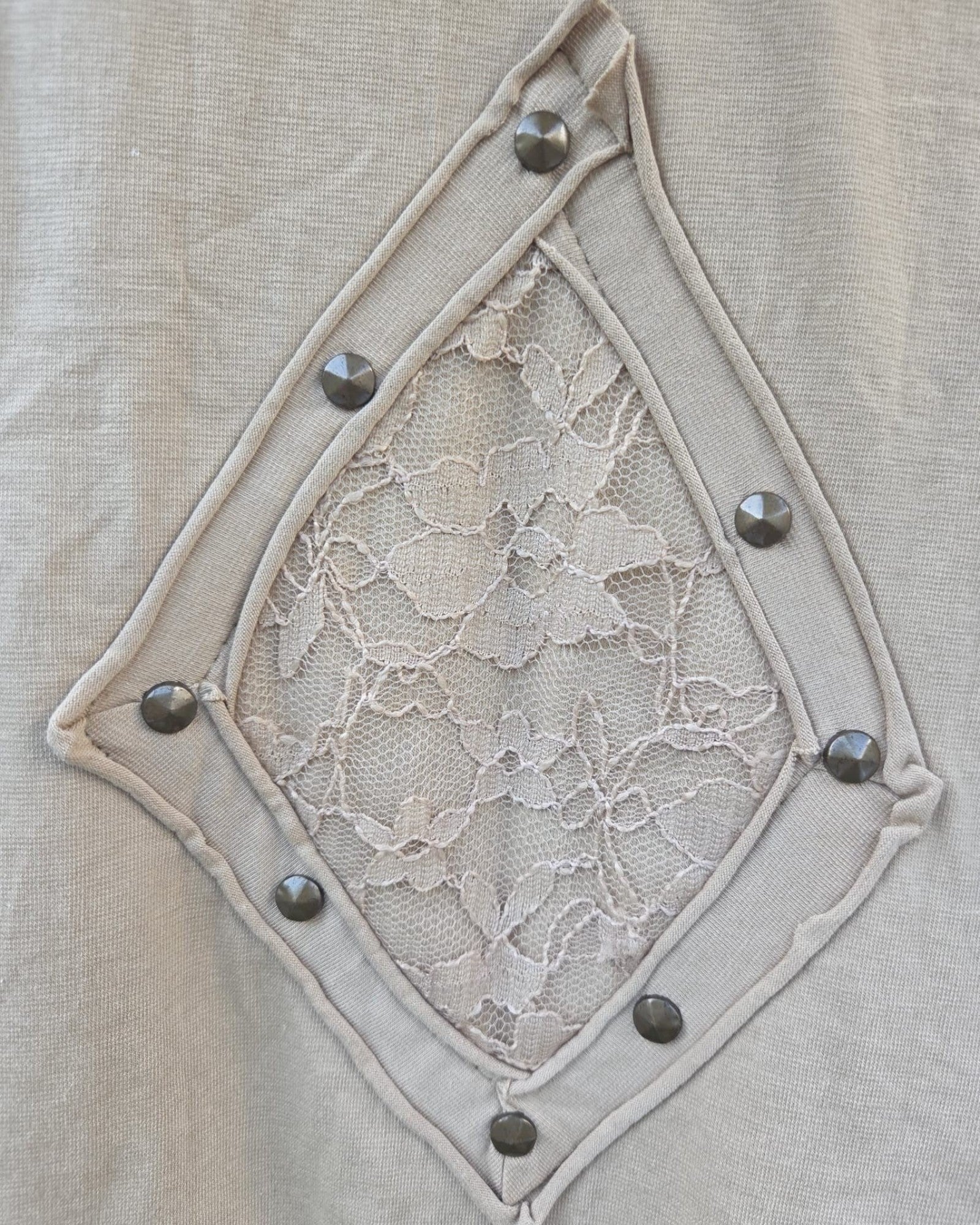 Valentina Soft Nomad Jacket in beige katoenmix met kanten detail en metalen drukknopen in een ruitvormig patroon