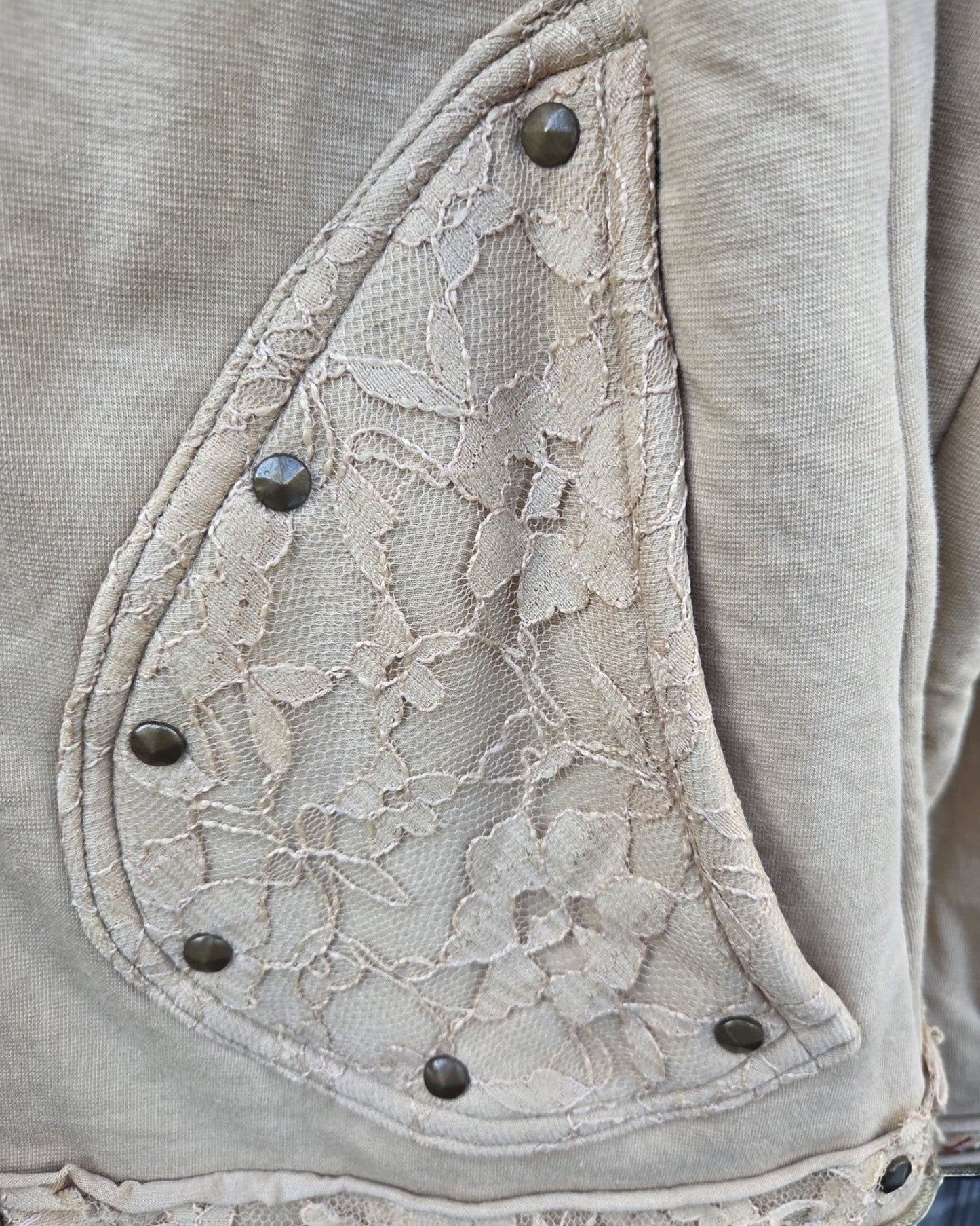 Valentina Soft Nomad Jacket in beige katoenmix met gedetailleerde kanten zak en metalen drukknopen