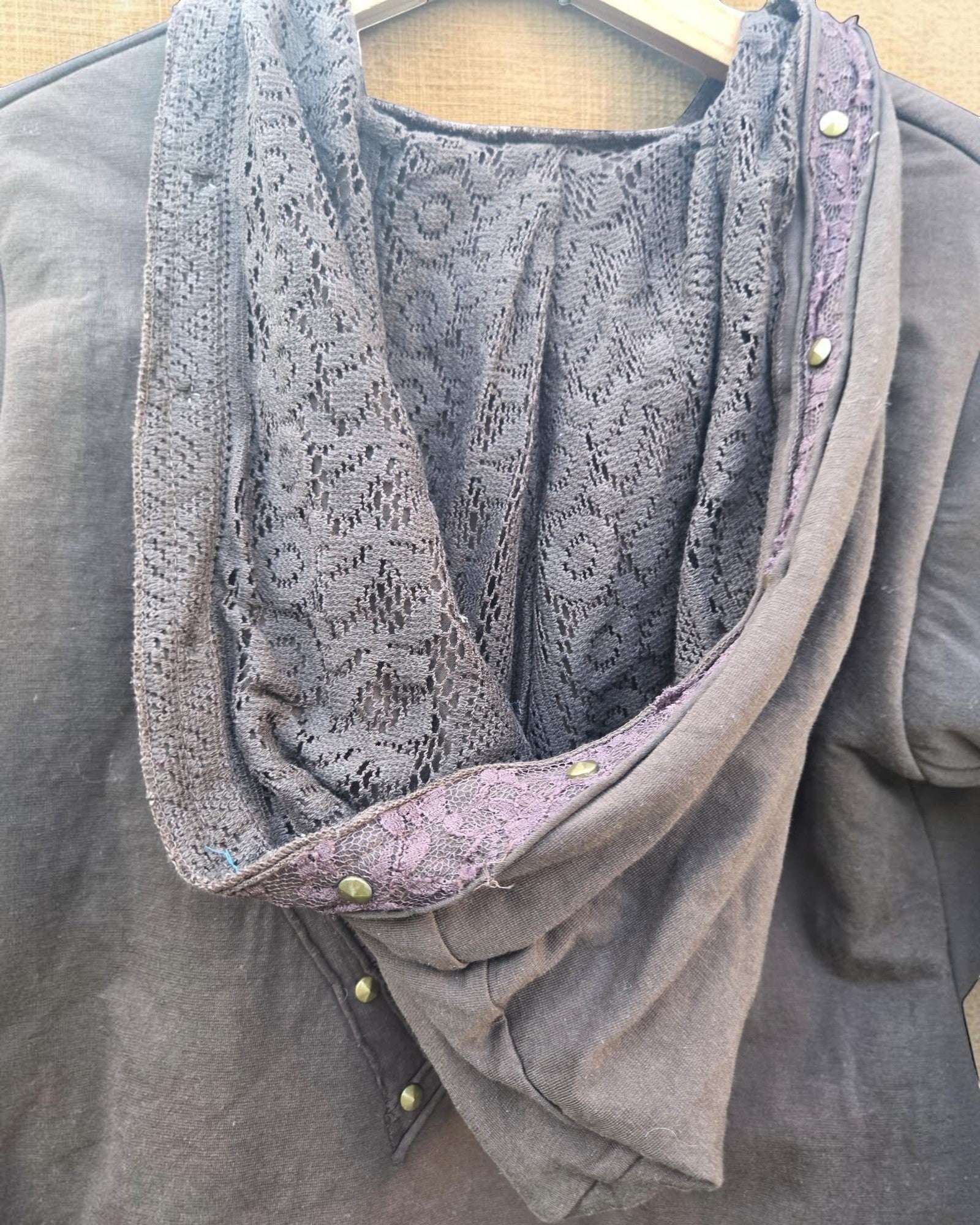 Valentina Soft Nomad Jacket in donkergrijs met gedetailleerde kanten voering in de capuchon en metalen drukknopen.