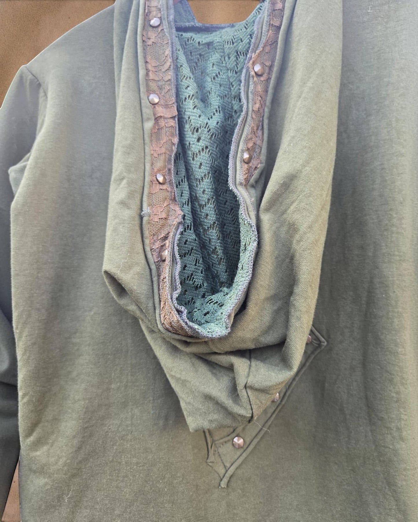 Valentina Soft Nomad Jacket in olijfgroen met kanten details bij de capuchon en koperkleurige drukknopen