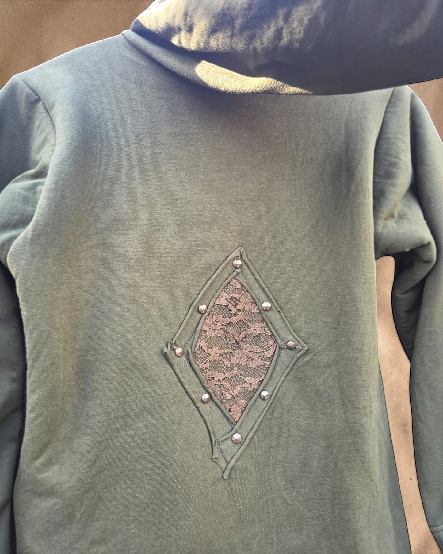 Valentina Soft Nomad jas in olijfgroen met kanten ruitdetail en metalen studs op de rug