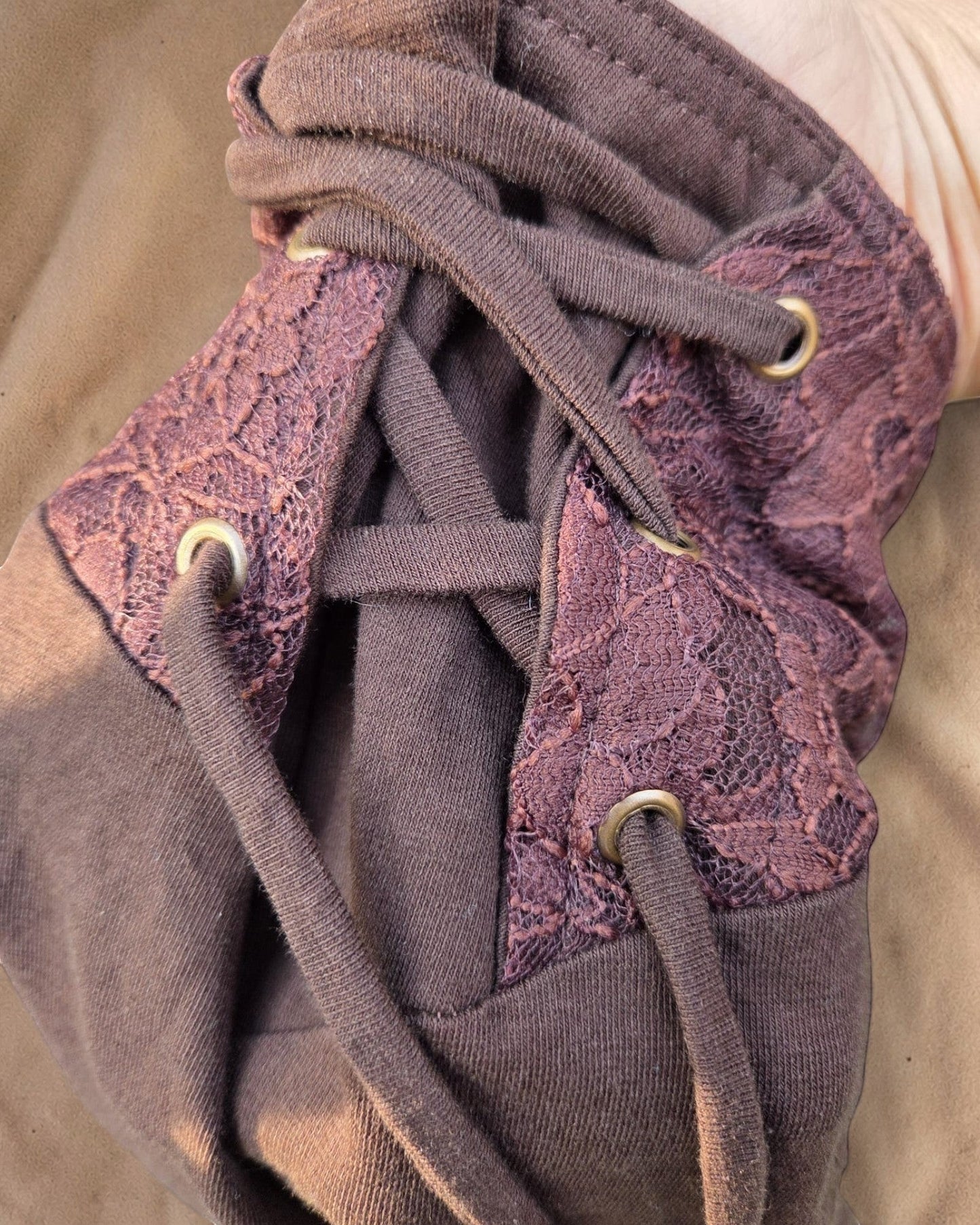 Valentina Woodland Whisper rok in bruin met kanten details, vetersluiting en metalen ringen voor een romantische look
