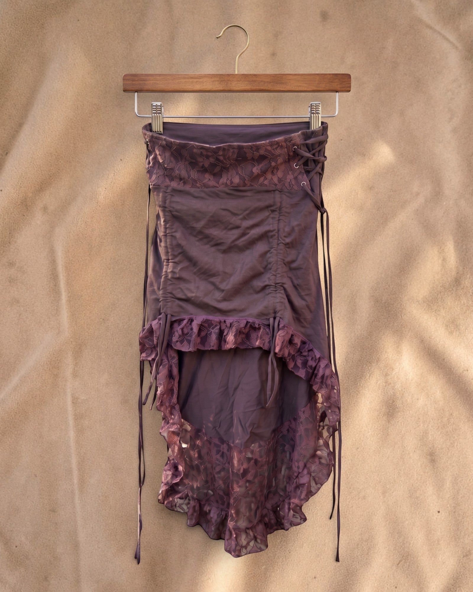 Valentina Woodland Whisper rok in bruin met asymmetrische zoom, kanten details en verstelbare veters aan de zijkant.