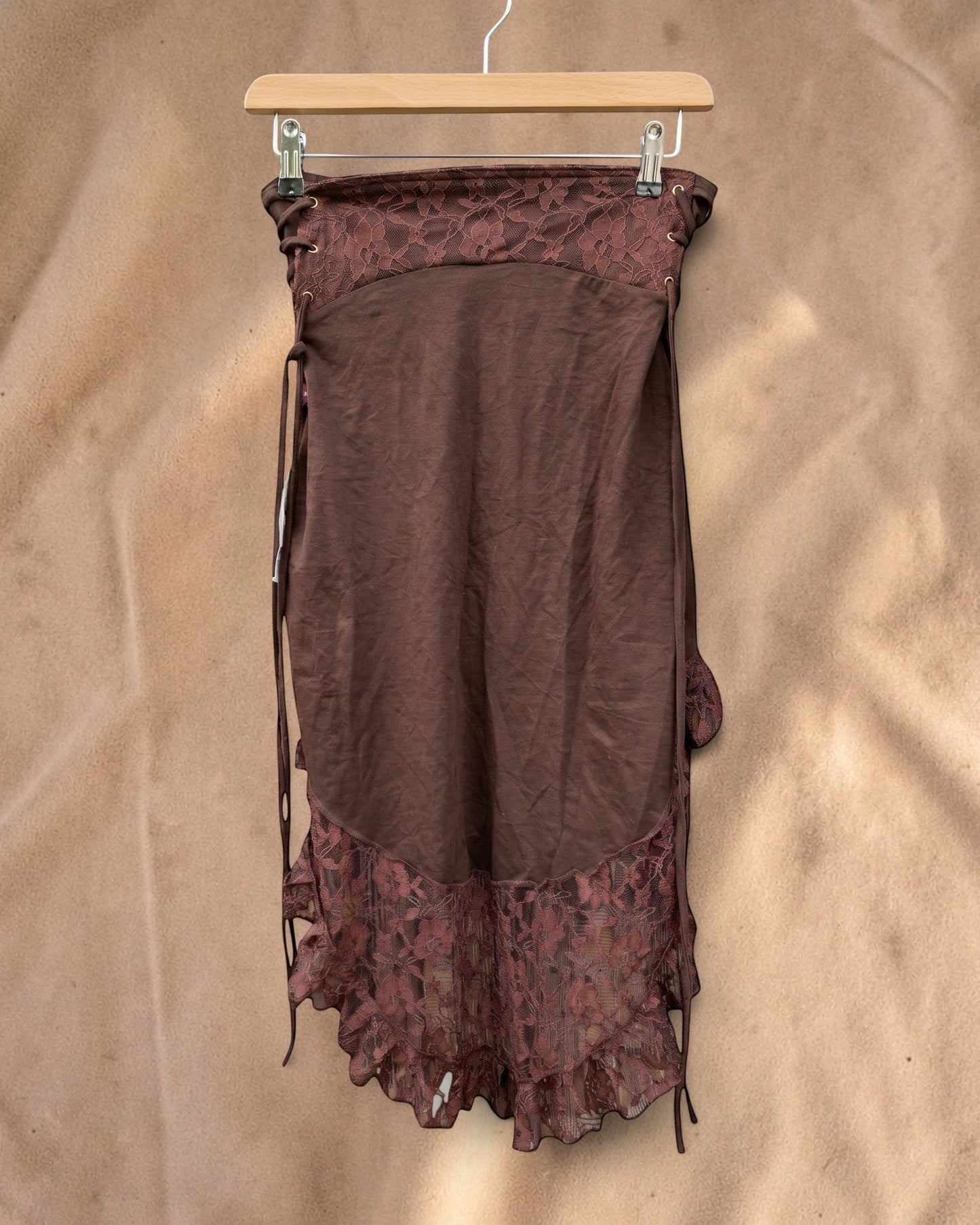 Valentina Woodland Whisper rok in bruin met asymmetrische zoom, kanten details en een elastische tailleband.