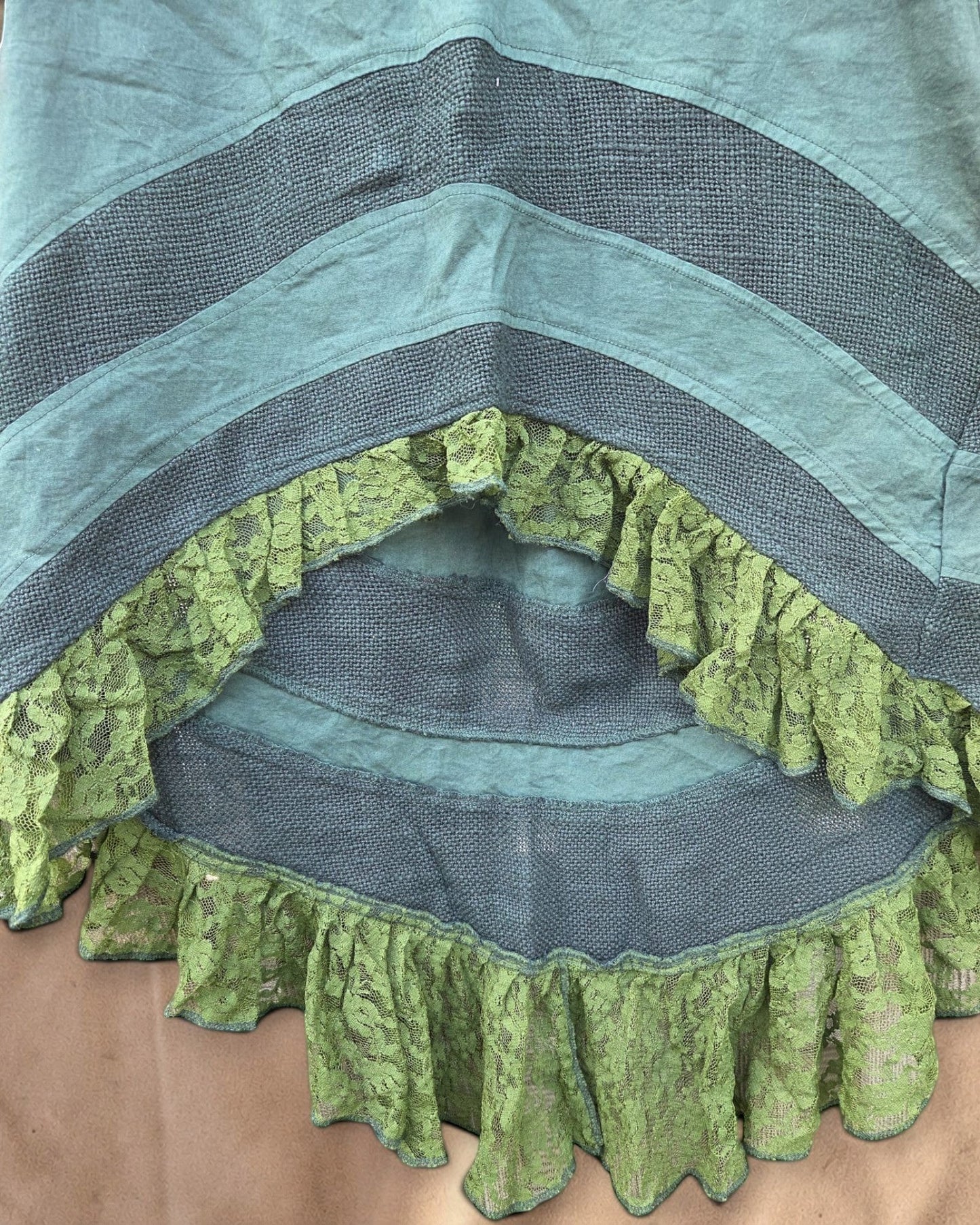 Valentina Woodland Whisper rok in saliegroen met asymmetrische zoom, kanten ruches en gelaagde textuur