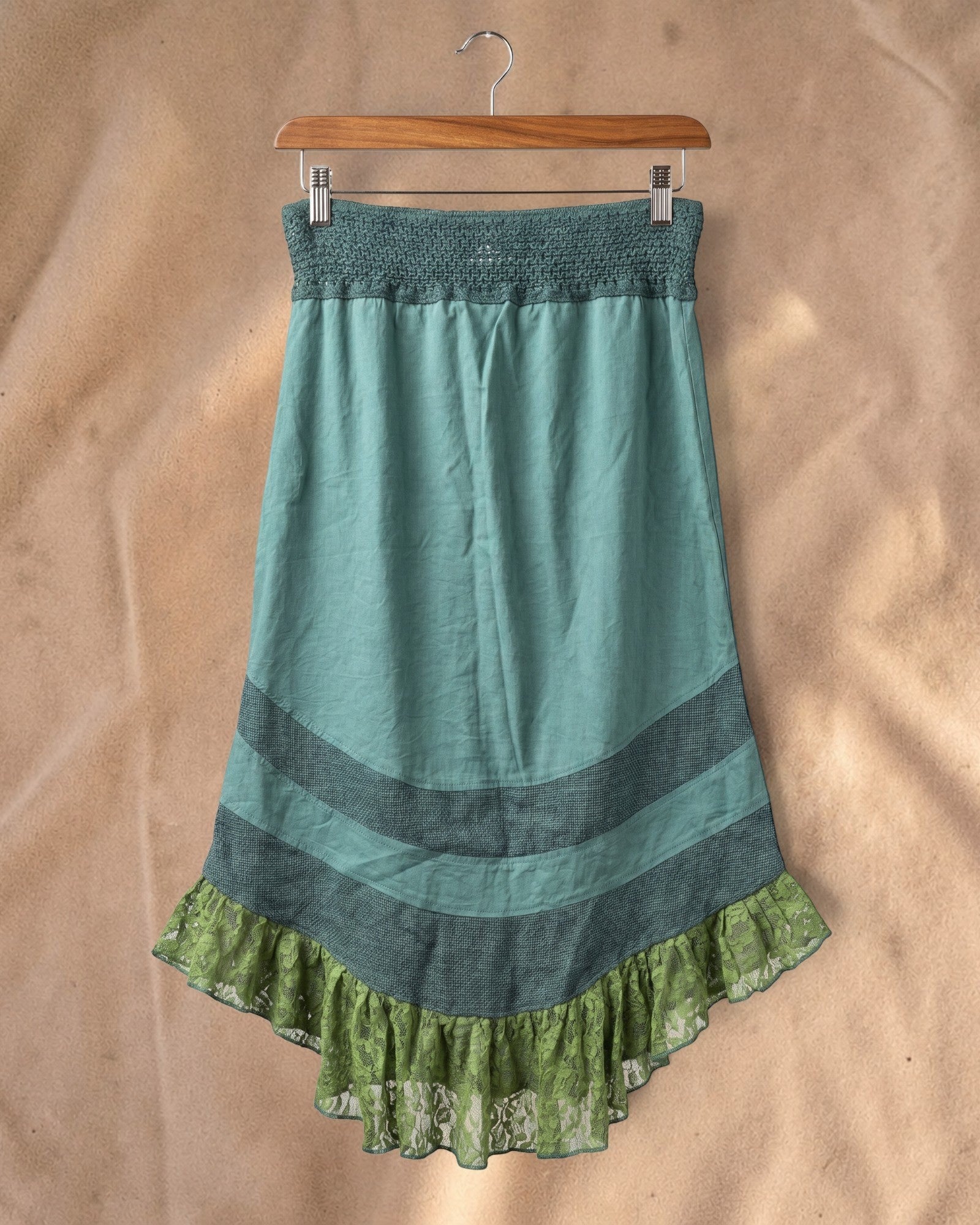 Valentina Woodland Whisper rok in saliegroen met asymmetrische zoom, kanten details en elastische tailleband.