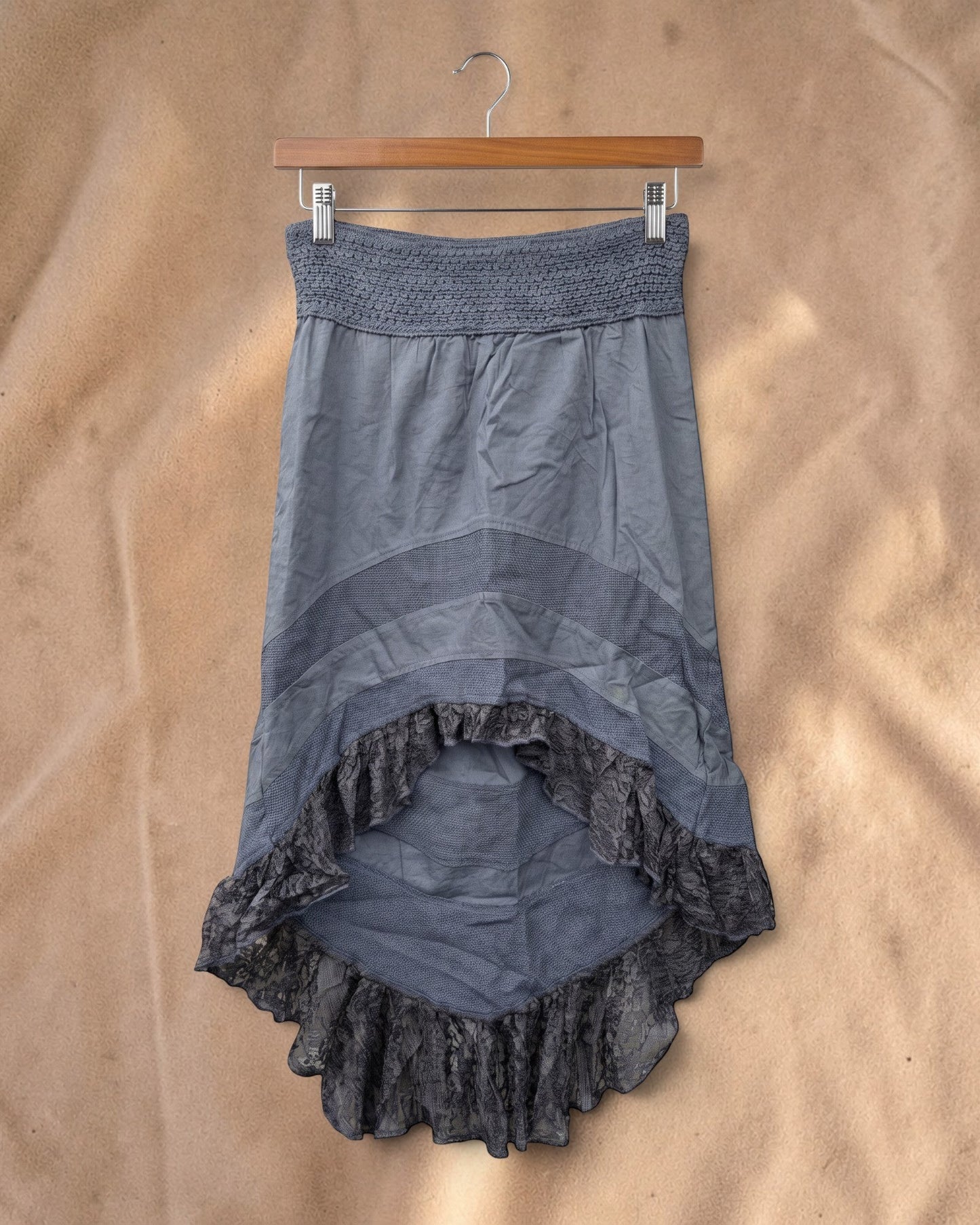Valentina Woodland Whisper rok in Midnight Calm zwart met asymmetrische zoom, kanten details en elastische tailleband