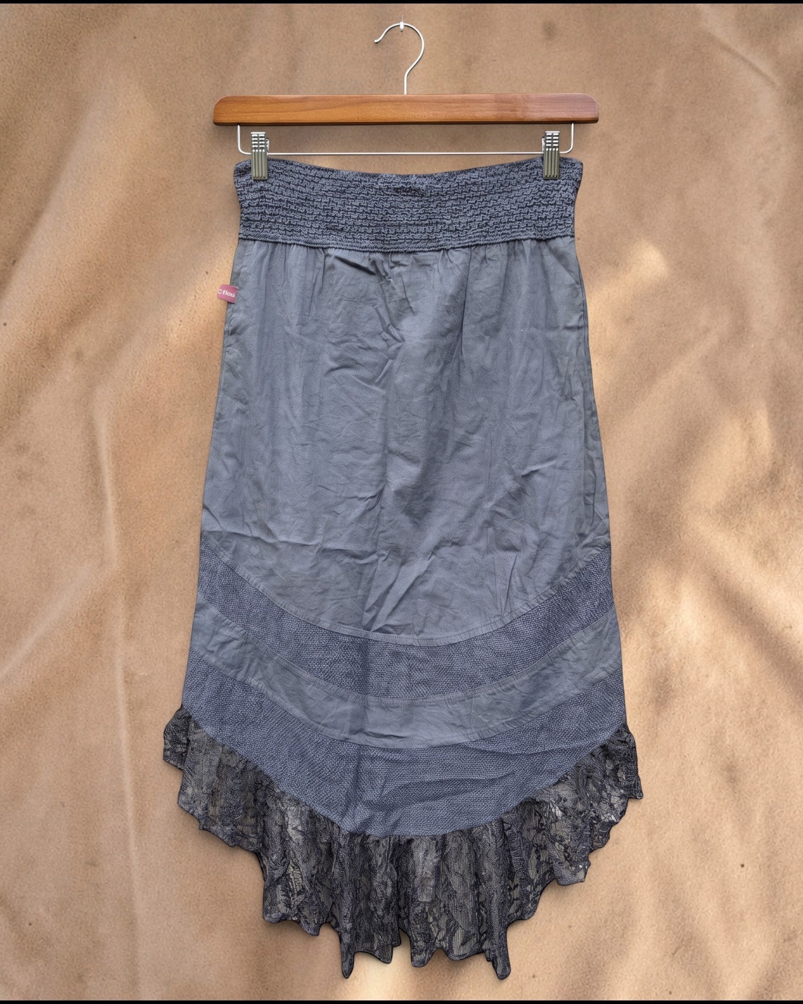 Valentina Woodland Whisper rok in zwart met asymmetrische zoom, kanten details en een elastische tailleband.