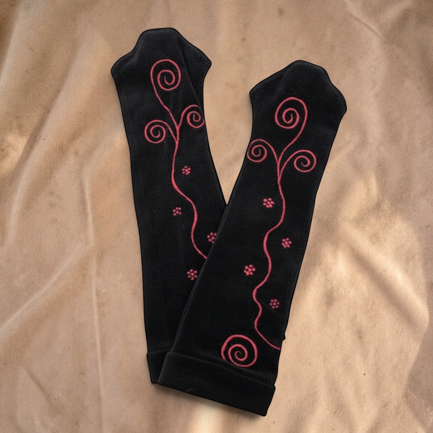 Valentina Ritual Spiral armwarmers van zwart velvet met rode geborduurde spiraalpatronen en een comfortabele pasvorm.