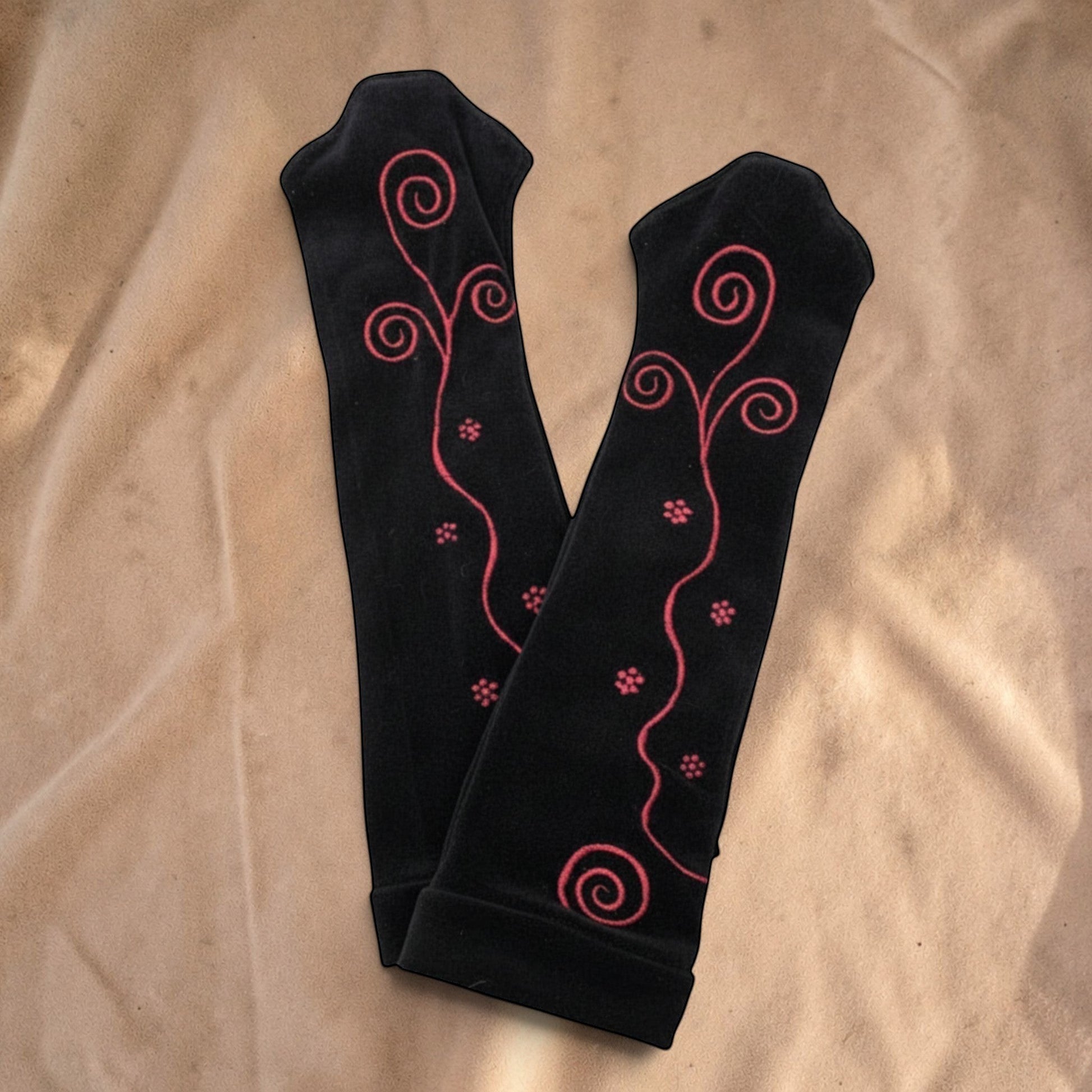 Valentina Ritual Spiral armwarmers van zwart velvet met rode geborduurde spiraalpatronen en een comfortabele pasvorm.