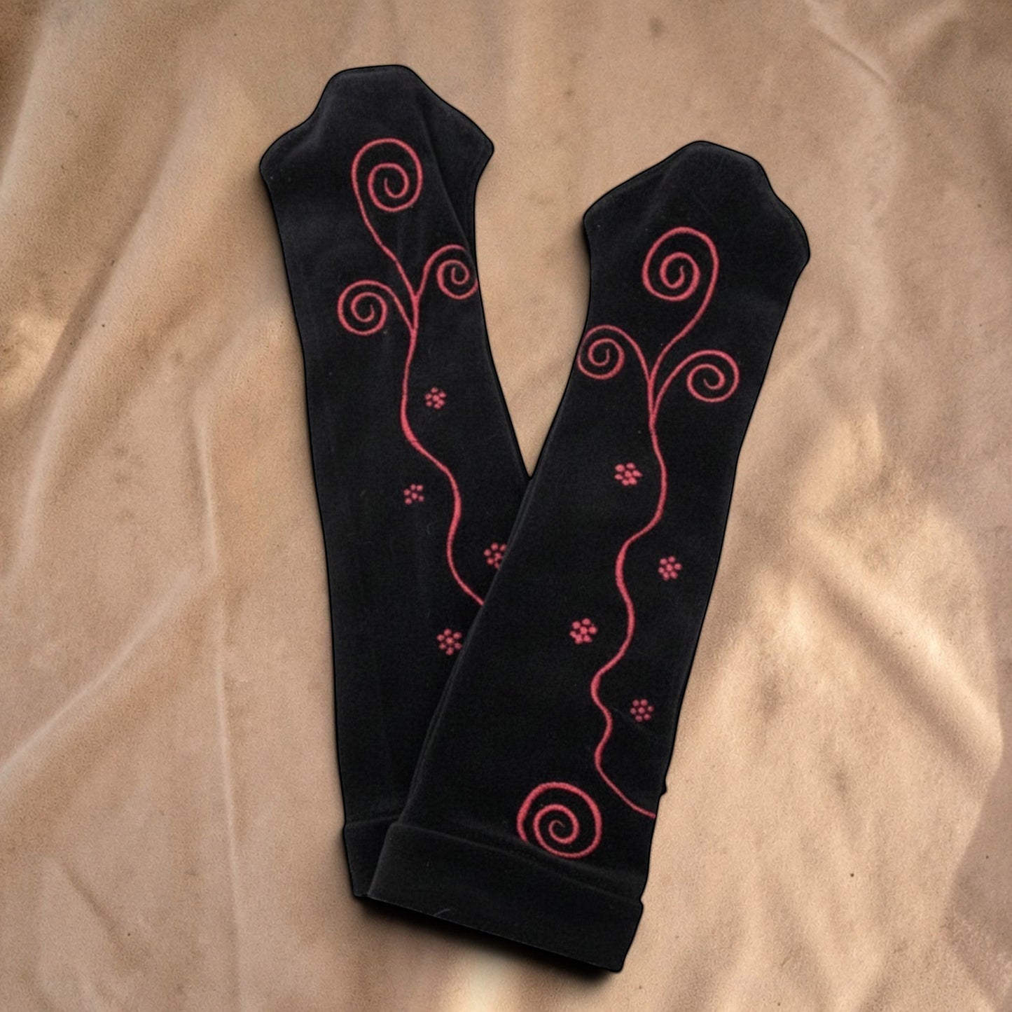 Valentina Ritual Spiral armwarmers van zwart velvet met rood geborduurde spiraalpatronen en bloemdetails.